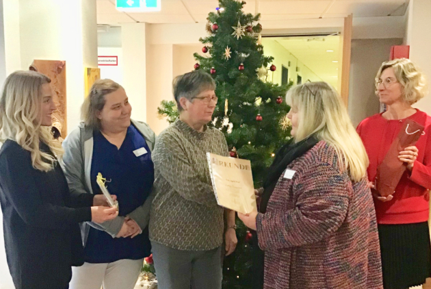 Bad Salzschlirf: Urkunden- und Geschenkeübergabe an Jubilarin.