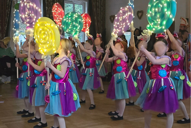 Bad Salzschlirf: Kindertanzgarde im Saal an Fasching.