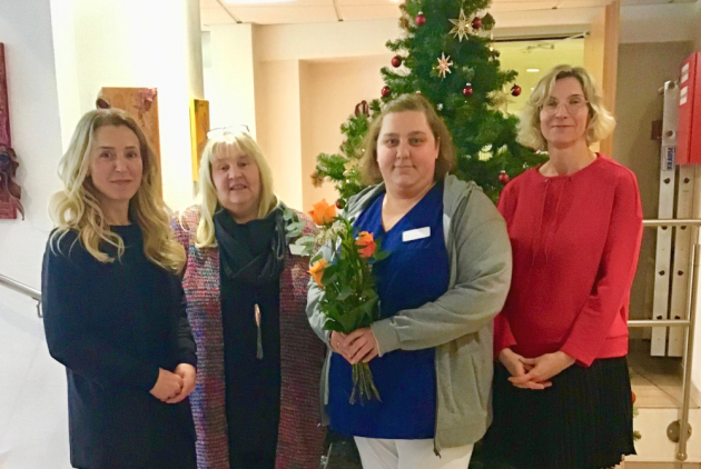 Bad Salzschlirf: Kolleginnen und Einrichtungsleiterin mit neuer Wohnbereichsleiterin.
