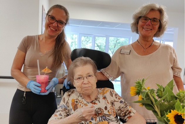 Bensheim: Mitarbeiterinnen und Bewohnerin mit Eispezialitäten.