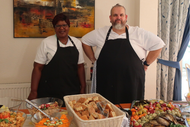 Dudenhofen: Mitarbeitende hinter Buffet beim Sommerfest.
