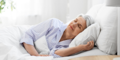 Seniorin schläft gut im Sommer.