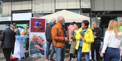 Schifferstadt: BesucherInnen vor Infostand.