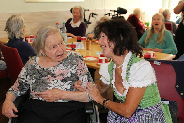 Schifferstadt: Bewohnerin neben Mitarbeiterin in Dirndl.