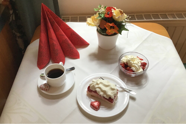 Bad Salzschlirf: Kaffee und Erdbeerspeisen auf dekoriertem Tisch.