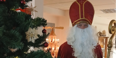 Bad Salzchlirf: Nikolaus neben Weihnachtsbaum.