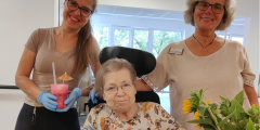 Bensheim: Mitarbeiterinnen und Bewohnerin mit Eispezialitäten.