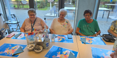 Malsch: Bewohnerinnen beim Cocktailabend mit Europakarten auf dem Tisch.