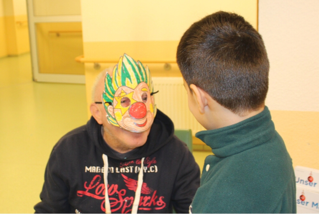 Schifferstadt: Bewohner mit Clownsmaske neben Schüler.