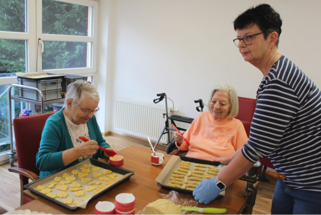 Schifferstadt: Bewohnerinnen und Mitarbeiterin backen Plätzchen.