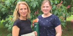 Bad Salzschlirf: Serpil Memic übergibt Nadine Stier eine Urkunde.