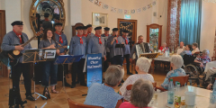 Bad Salzschlirf: Feiernde und Shanty-Chor im Festsaal.