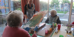 Dudenhofen: BewohnerInnen und Mitarbeiterin gestalten Kunstwerk.