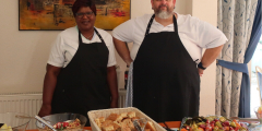 Dudenhofen: Mitarbeitende hinter Buffet beim Sommerfest.