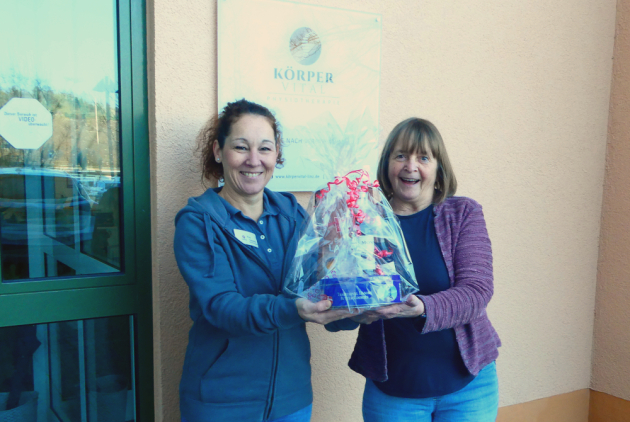 Linz: Brigitte Eingerber überreicht Willkommensgeschenk an Physiotherapeutin Stephanie Schmahl.