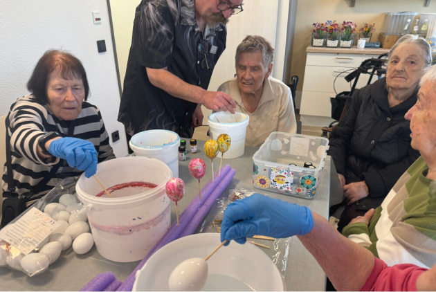 Malsch: BewohnerInnen und Mitarbeiter färben Eier.