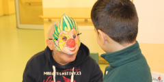 Schifferstadt: Bewohner mit Clownsmaske neben Schüler.