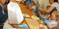 Bad Salzschlirf: Kinder und BewohnerInnen bereiten Kekse vor.