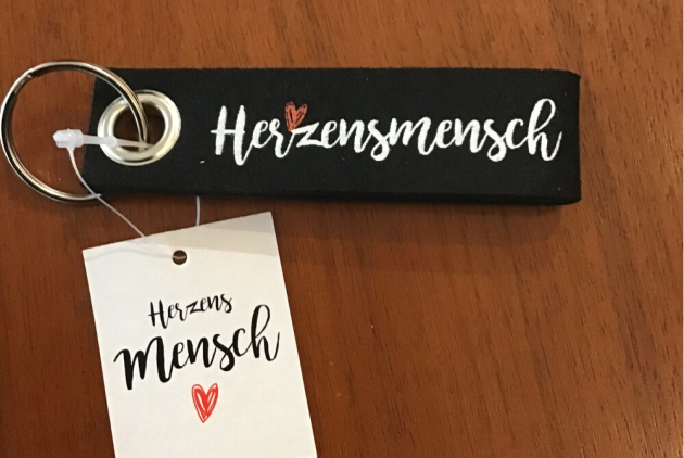 Bad Salzschlirf: Schlüsselanhänger als Geschenk zum Tag der Pflege.
