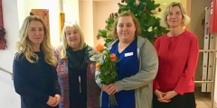 Bad Salzschlirf: Kolleginnen und Einrichtungsleiterin mit neuer Wohnbereichsleiterin.