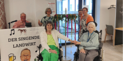 Bensheim: Musiker, Mitarbeiterinnen und Bewohnerinnen auf der Maifeier.