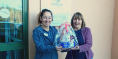 Linz: Brigitte Eingerber überreicht Willkommensgeschenk an Physiotherapeutin Stephanie Schmahl.