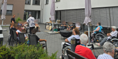 Malsch: BewohnerInnen und SchülerInnen musizieren im Außenbereich.