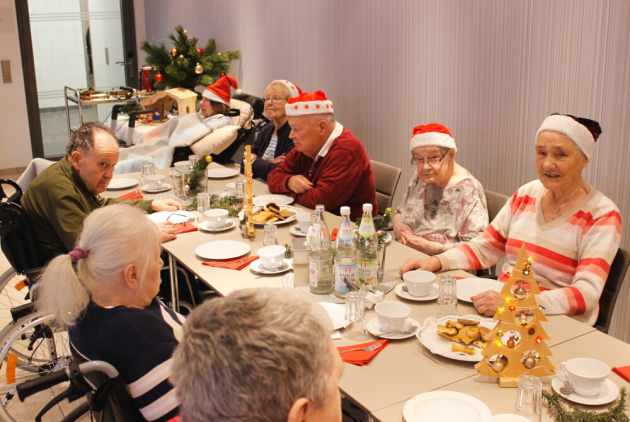 Malsch: BewohnerInnen an weihnachtlich geschmückter Tafel.