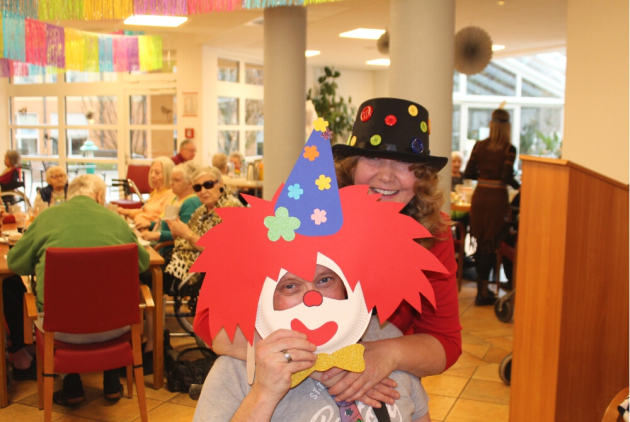 Schifferstadt: Kostümierter Bewohner und Mitarbeiterin.