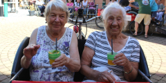 Schifferstadt: Bewohnerinnen sitzen mit Cocktail in Rikscha.