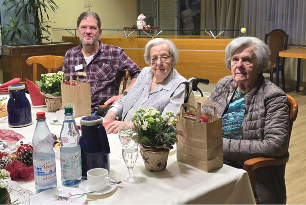 Bad Salzschlirf: Bewohnerinnen und Mitarbeiter beim Jahresabschluss.