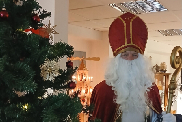 Bad Salzchlirf: Nikolaus neben Weihnachtsbaum.