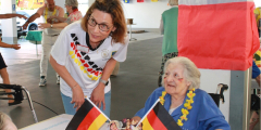Heppenheim: Mitarbeiterin und Bewohnerin beim Sommerfest.