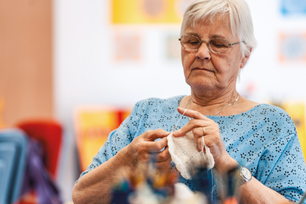 Seniorin häkelt.