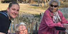 Malsch: Mitarbeiterin und Bewohnerinnen vor Tiergehege.