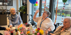 Malsch: Bewohnerinnen am Tisch mit Luftballon.