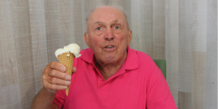 Schifferstadt: Bewohner mit Eis in der Waffel.