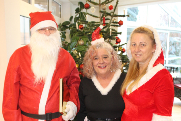 Schifferstadt: Nikolaus mit Helferinnen.