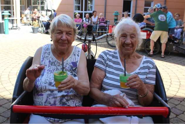 Schifferstadt: Bewohnerinnen sitzen mit Cocktail in Rikscha.