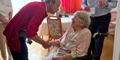 Bad Salzschlirf: Mann gratuliert Bewohnerin zum 100. Geburtstag.