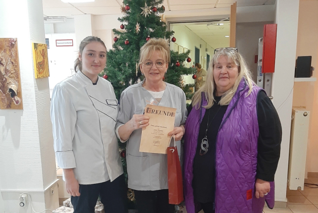 Bad Salzschlirf: Urkunden- und Geschenkeübergabe an Jubilarin.