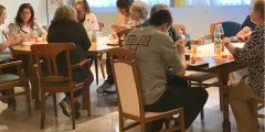 Bad Salzschlirf: Mitarbeitende essen gemeinsam.