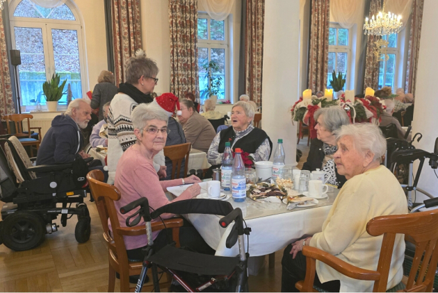 Bad Salzschlirf: BewohnerInnen bei der Weihnachtsfeier im Festsaal.