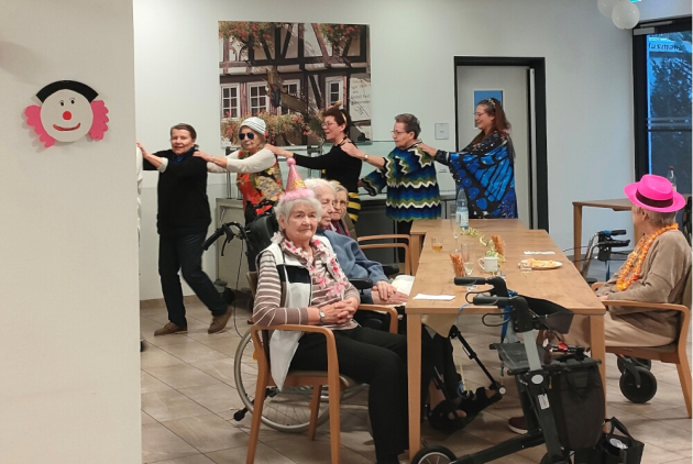 Bensheim: MitarbeierInnen und BewohnerInnen bei Polonaise.