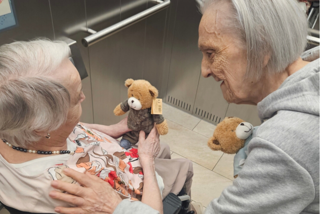 Malsch: Zwei Bewohnerinnen im Fahrstuhl mit Teddybären.