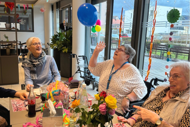 Malsch: Bewohnerinnen am Tisch mit Luftballon.