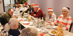 Malsch: BewohnerInnen an weihnachtlich geschmückter Tafel.