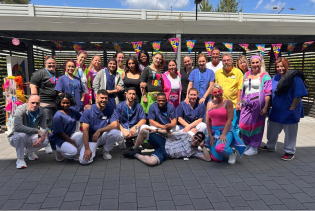Malsch: Mitarbeitende in Achtzigerjahre-Kleidung beim Sommerfest.