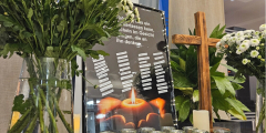 Malsch: Gedenktisch mit Blumen, Kreuz, Lichtern und Namen Verstorbener in einem Bilderrahmen.
