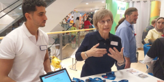 Bad Salzschlirf: Mitarbeitende an Messestand auf der Bildungsmesse.